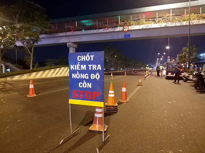 Khuya 5/1, Đội CSGT Tuần tra dẫn đoàn Công an TP.HCM lập chốt kiểm tra vi phạm nồng độ cồn trên đại lộ Phạm Văn Đồng (quận Thủ Đức).