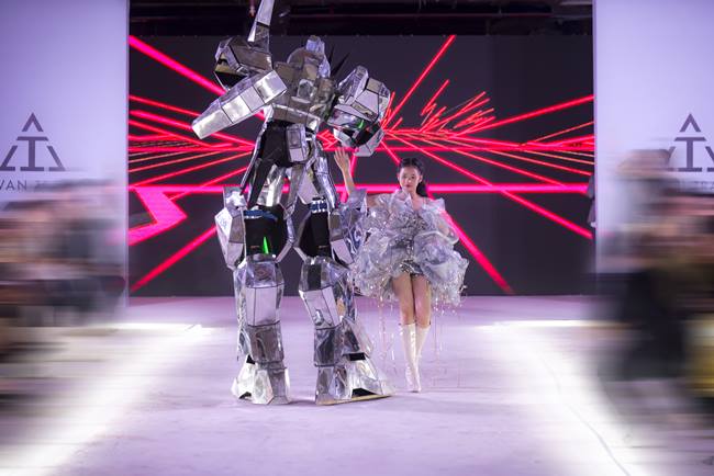 Người mẫu diện váy viễn tưởng cùng robot lên sàn diễn - 9