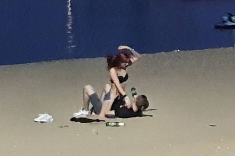 Cặp đôi thản nhiên quan hệ trên bãi biển.