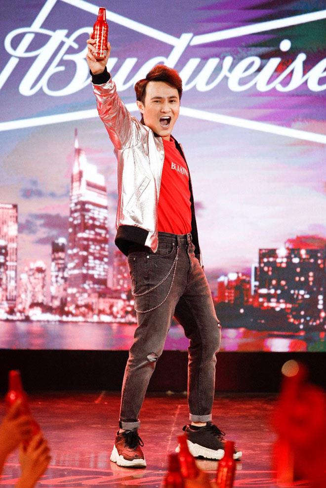 Hình ảnh mới mẻ của Huỳnh Lập trên sân khấu Tet Talks