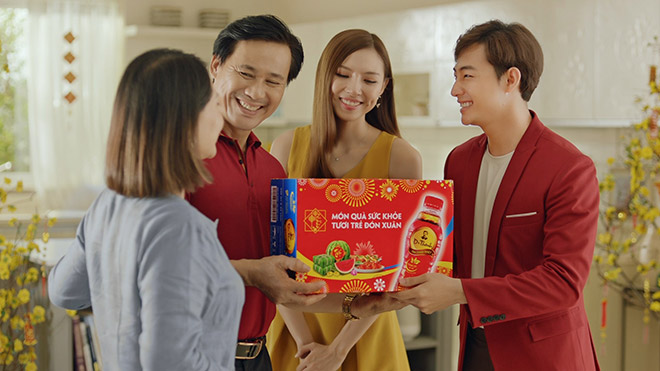 Bỏ qua quà tặng truyền thống, các sản phẩm có nguồn gốc tự nhiên, tốt cho sức khỏe như Trà Thanh Nhiệt Dr Thanh đang được trao tặng nhiều nhất trong ngày Tết.