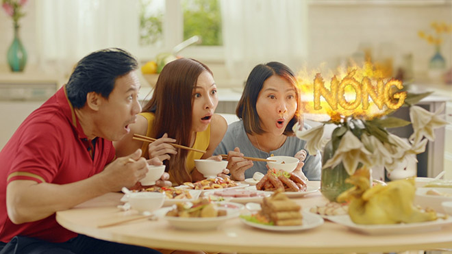 Dùng nhiều bia rượu, đồ ăn cay nóng là nguyên nhân khiến cơ thể nóng trong làm ngày Tết kém vui.