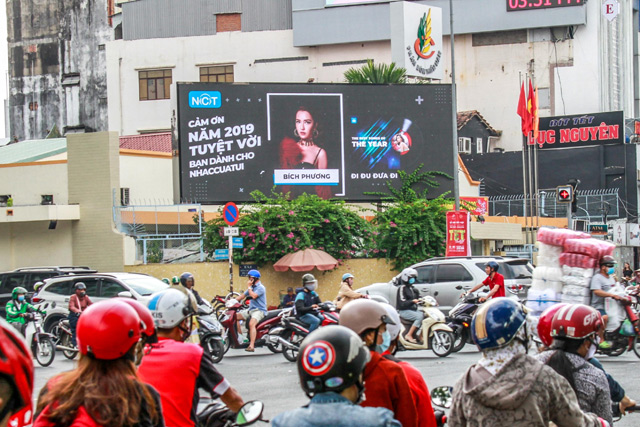 NhacCuaTui chơi lớn khi gửi lời cảm ơn đến 10 ca sĩ trên màn hình LED đường phố - 2