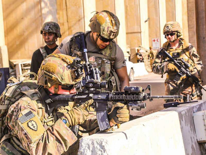 Lính Mỹ lập hàng phòng thủ xung quanh Đại sứ quán Mỹ ở Iraq trong vụ tấn công ngày 31-12-2019. Ảnh: GETTY