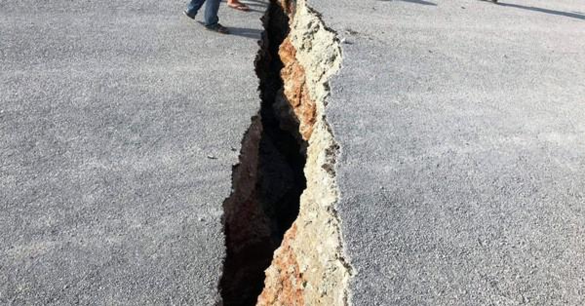 Tin tức trong ngày - Ớn lạnh con đường gần 100 tỉ đang làm bất ngờ bị xẻ làm đôi