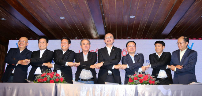 8 ông bầu, trong đó có những người nổi tiếng của bóng đá Việt Nam như bầu Đức, bầu Thắng hay chủ tịch công ty NutiFood Trần Thanh Hải đã chung tay bảo trợ với hy vọng mang đến cho giải Sinh viên Đại học Quốc gia TP HCM mở rộng SV - League 2020 một sân chơi chuyên nghiệp nhất