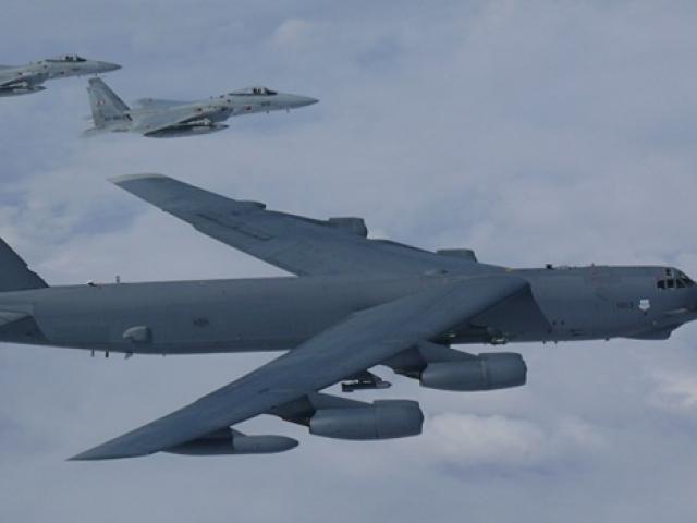 Oanh tạc cơ chiến lược B-52 Mỹ vào vị trí dội bom Iran, chờ lệnh ông Trump