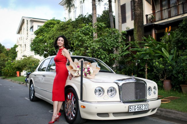 Hoa hậu Hà Kiều Anh còn sở hữu chiếc xế hộp Bentley sang trọng và đắt đỏ.