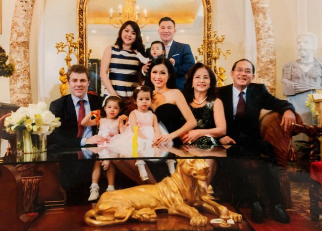Đại gia đình của Ngô Mỹ Uyên bên căn căn biệt thự dát vàng có giá 300 tỷ.