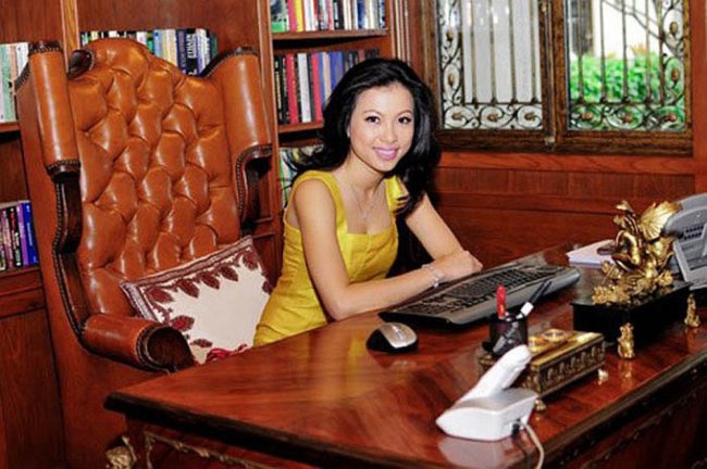 Ngoài việc được nhắc đến là Hoa hậu nóng bỏng, sexy hàng đầu, Ngô Mỹ Uyên cũng là một người đẹp được mệnh danh là "Hoa hậu giàu nhất Việt Nam".