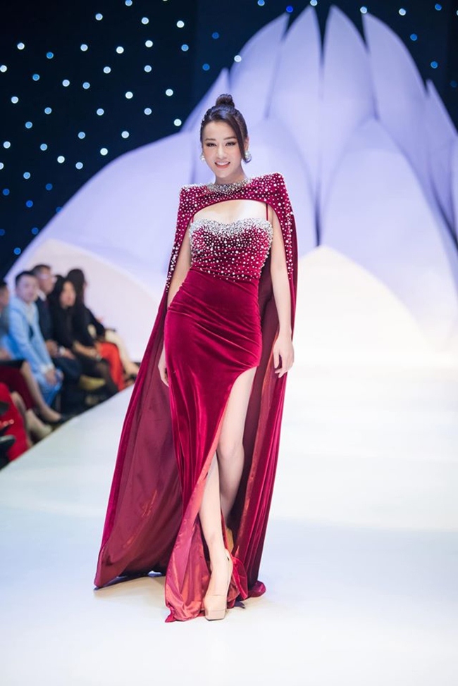 Vốn là một người mẫu, thỉnh thoảng, cô còn tham gia trình diễn thời trang.