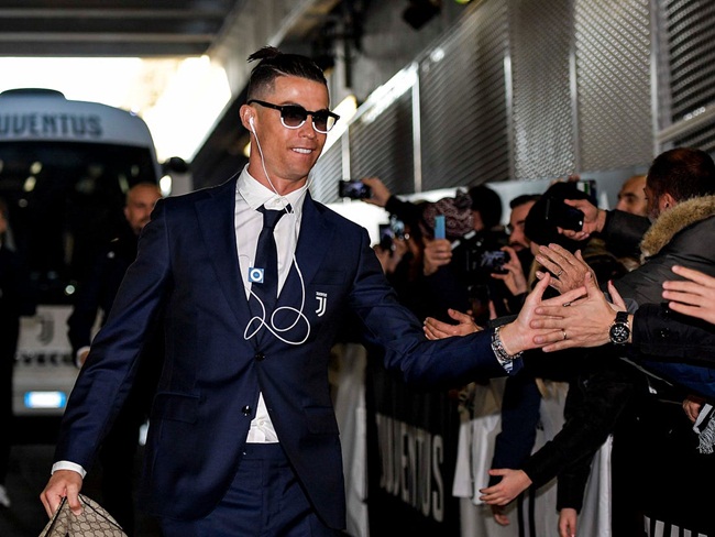 Mới đây, trang TMZ đưa tin hình ảnh Cristiano Ronaldo đeo chiếc iPod Shuffle trên người khi chào người hâm mộ trước trận đấu ở Torino, Italia.