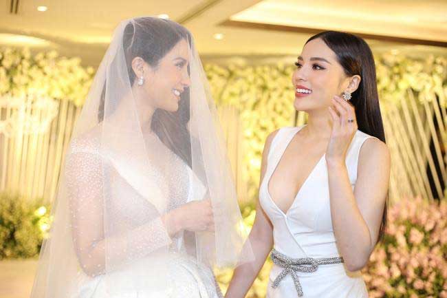 "Tây" có chị váy xanh, "Ta" cũng có Kỳ Duyên. Trong đám cưới Diệp Lâm Anh, Hoa hậu Việt Nam mặc trang phục hở ngực.