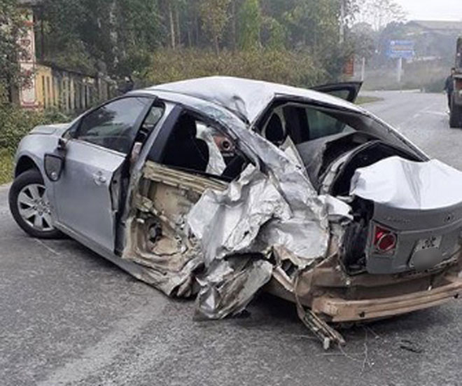 Chiếc xe 4 chỗ bị biến dạng sau tai nạn. Ảnh: M.K