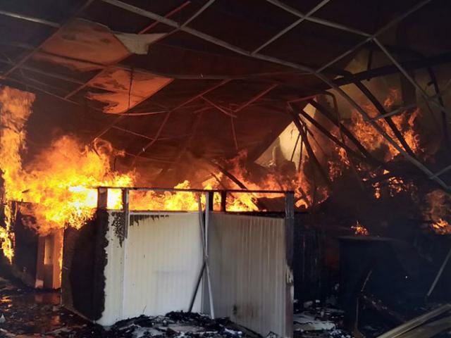 Tin tức trong ngày - Lửa bùng cháy ở xưởng gỗ, 20 xe cứu hỏa cùng hàng trăm cảnh sát PCCC đến dập lửa