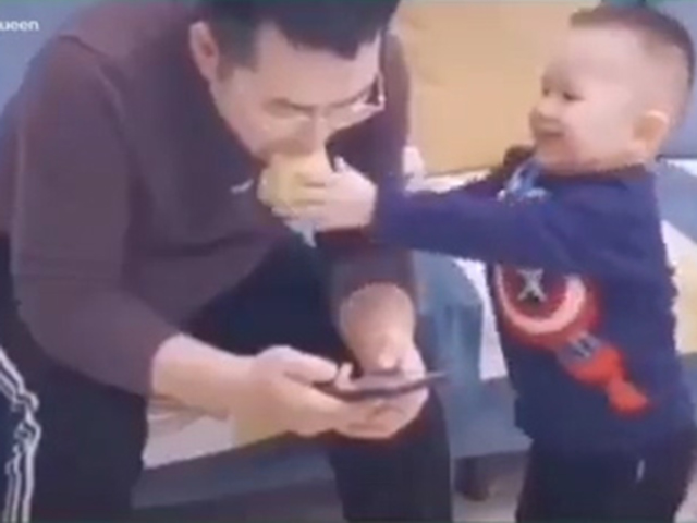 Video Clip Cười - Làm bố trẻ con khó lắm chứ đâu phải chuyện dễ dàng