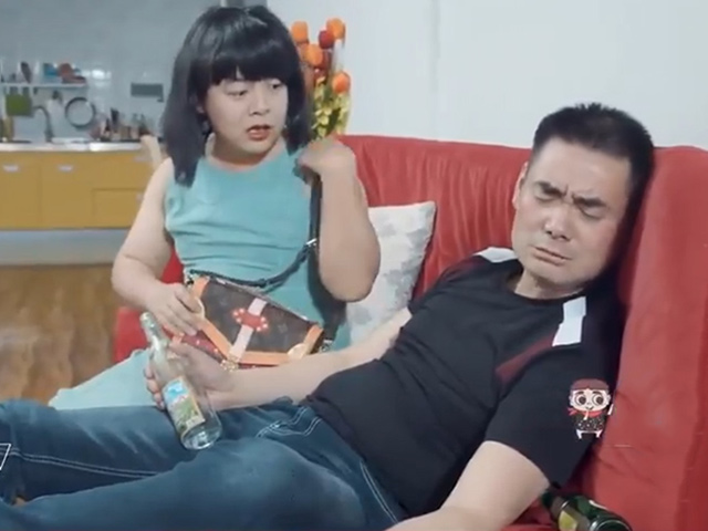 Video Clip Cười - Khi muốn quên chuyện gì đó cánh đàn ông lại uống rượu say