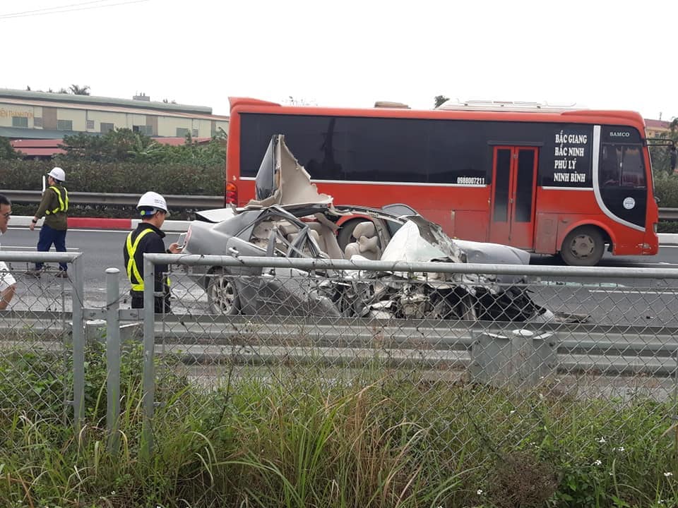 Chiếc xe ô tô nát bươm sau vụ tai nạn. Ảnh: Vũ Anh Tuấn.