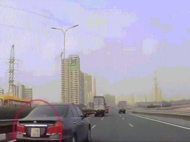 Tin tức trong ngày - Clip: Ô tô 4 chỗ nát bươm sau cú tông kinh hoàng vào đuôi xe tải