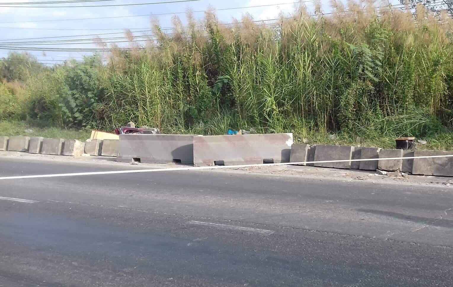 Nhiều khối bê tông bị xe đầu kéo ủi văng