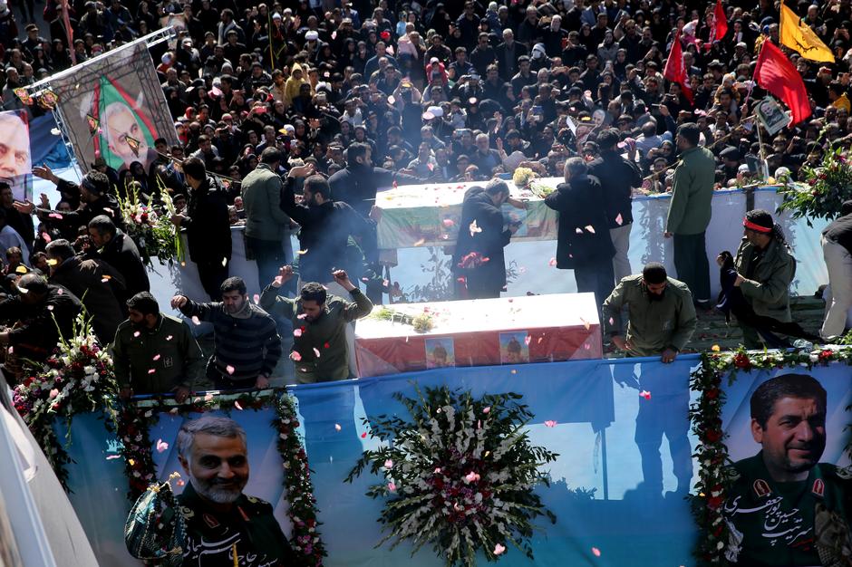 Hàng chục nghìn người Iran&nbsp;than khóc trong&nbsp;tang lễ của tướng Soleimani (ảnh: Reuters)