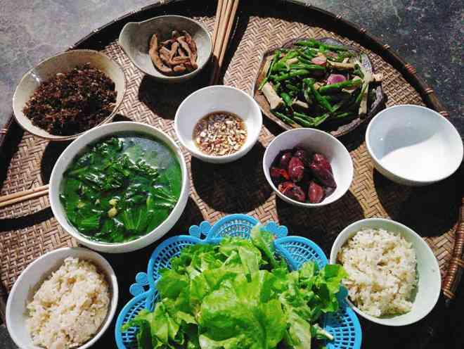 Bỏ phố về quê, mâm cơm thanh đạm của mẹ trẻ khiến chị em thích thú - 5