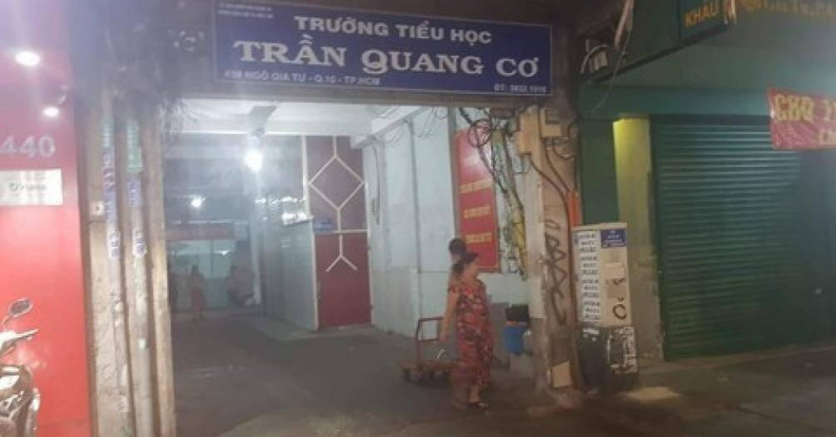Pháp luật - Ngăn nhóm phụ huynh "choảng" nhau trong trường, phó hiệu trưởng bị đánh