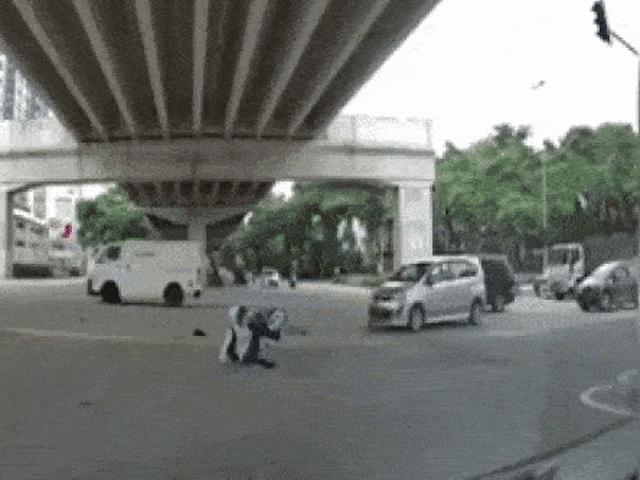 Bạn trẻ - Cuộc sống - Clip: Bị xe tông vì vượt đèn đỏ, chàng trai có hành động cực "bá đạo"