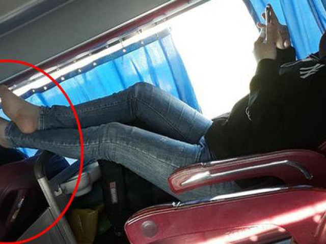 Bạn trẻ - Cuộc sống - Ám ảnh "bàn chân xấu xí" trên xe giường nằm khiến ai cũng hãi hùng