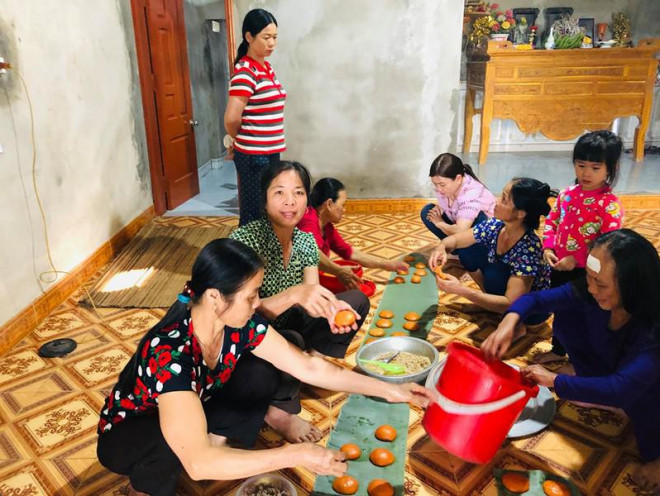 Làm bánh cần có nhiều người để hỗ trợ nhau.