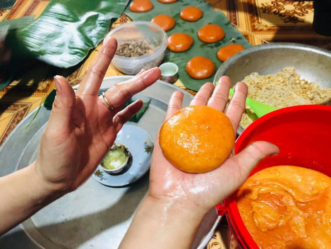 Bánh được làm thủ công.