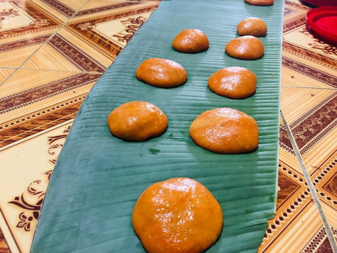 Bánh được lót trên nền lá chuối tươi.