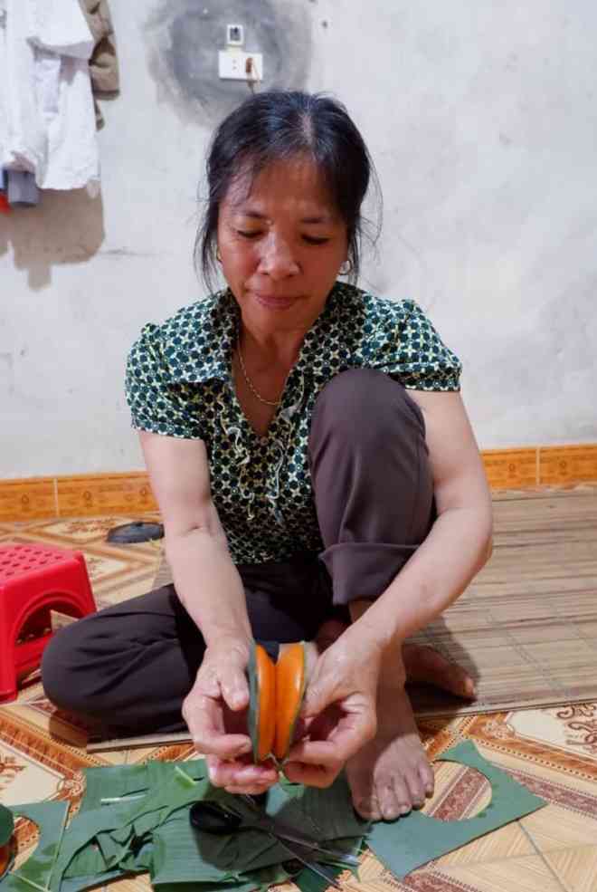 Bánh sẽ được cắt để thành cặp.