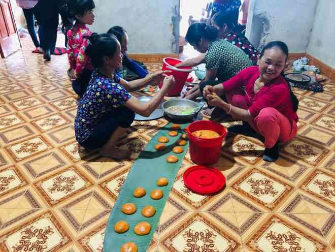 Bánh được làm màu cho hấp dẫn.