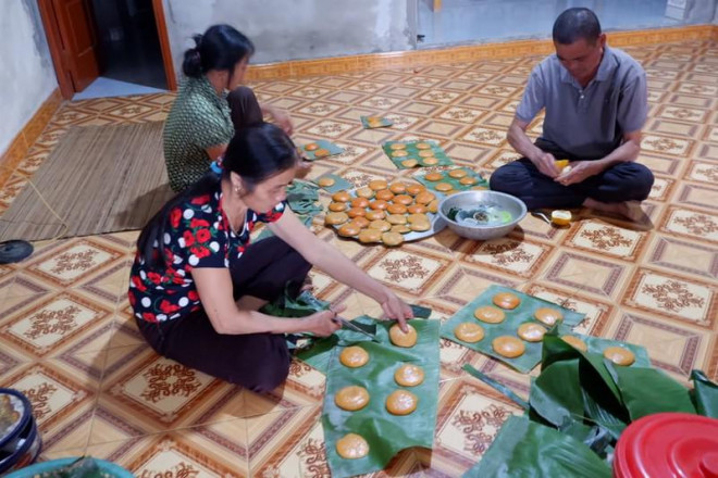 Tôi nhớ, mẹ tôi vẫn lựa chọn những hạt gạo ngon nhất của nếp cái hoa vàng, đem đi ngâm nước nhiều giờ liền.