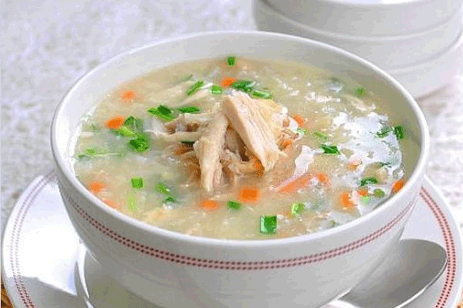 1. Cơm, cháo: Các món ăn từ gạo dễ tiêu hóa, giúp lấp đầy dạ dày nhưng không gây áp lực làm việc quá lớn lên cơ quan này.
