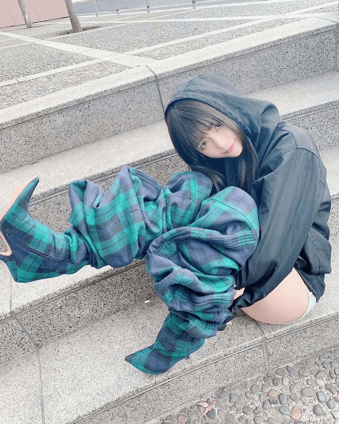 Cô gái Nhật Bản khiến nhiều người hiểu&nbsp;lầm cô diện mốt quần nửa vời xuống phố.