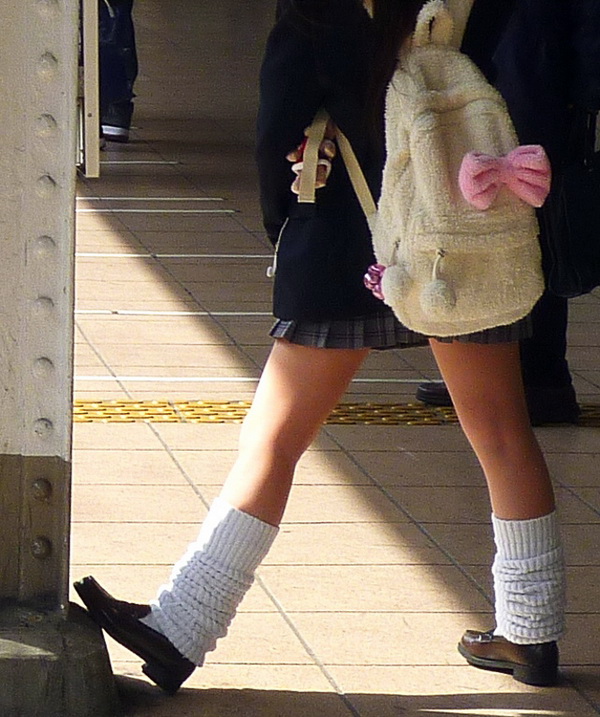 Sự thật đằng sau chiếc quần "toang sai chỗ" tai tiếng của hot girl Nhật Bản - 8