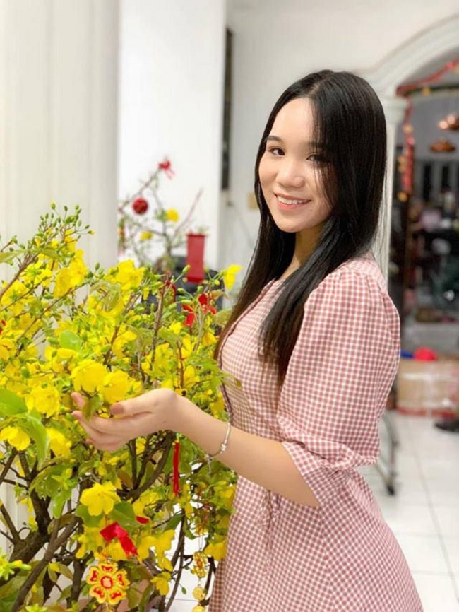 Hiện tại, Khánh Ngân đang theo học tịa một trường Quốc tế nổi tiếng tại TP.HCM. Ngoài ra, cô cũng học theo các môn năng khiếu tại trường Sân khấu điện ảnh.