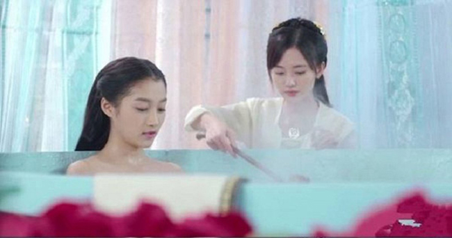 Cảnh tắm trong phim của Quan Hiểu Đồng rất lãng mạn là thế.
