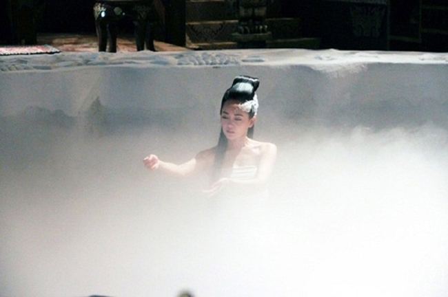 Cảnh tắm của Trương Định Hàm trong "Thiên nhai minh nguyệt đao" lúc lên hình tạo cảm giác mờ ảo.