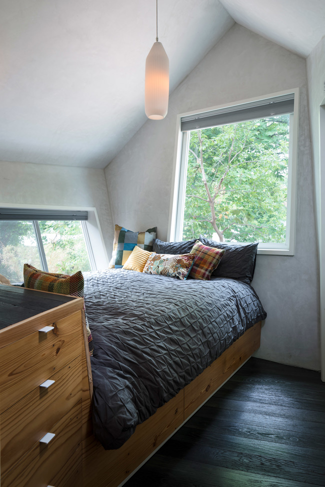Thiết kế phòng ngủ nhẹ nhàng với nhiều lớp kính tối ưu ánh sáng tự nhiên