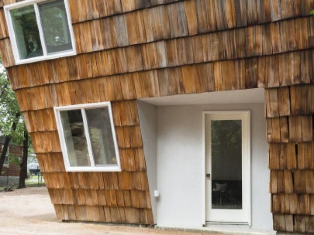 Kinh doanh - Ít tiền, xây ngôi nhà "liêu xiêu" như sắp đổ, vợ chồng trẻ khiến ai cũng kinh ngạc