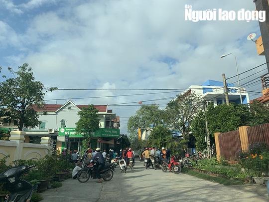 Người dân tập trung tại hiện trường theo dõi vụ việc