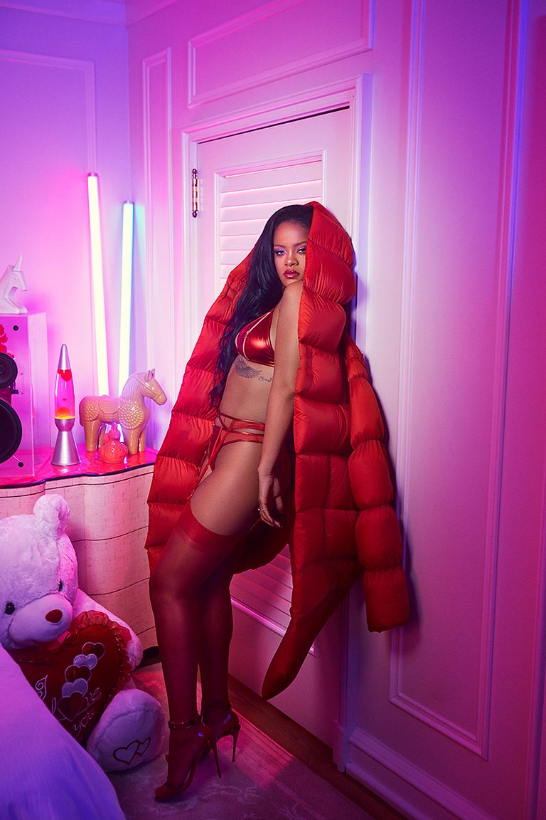Rihanna tung bộ sưu tập đỏ rực quyến rũ cho Valentine - 2