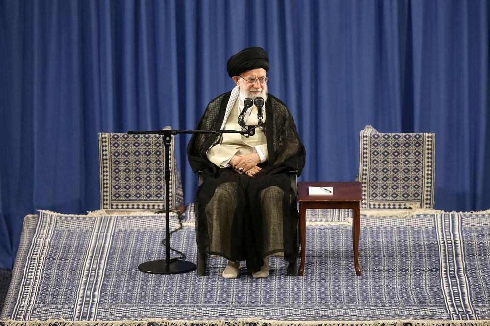 Lãnh tụ tối cao của Iran – ông Khamenei sẽ có tính toán thế nào để trả đũa Mỹ? (ảnh: Bloomberg)