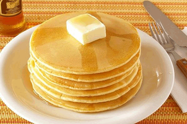 9. Bánh kếp: Tự tay chuẩn bị vài chiếc bột mì chiên sau cơn say sẽ giúp lấp đầy chiếc bụng đang cồn cào của bạn mà không mất quá nhiều thời gian chuẩn bị. Tuy nhiên, nên hạn chế các loại mứt, bơ sữa quá ngọt để tránh gây áp lực cho hệ tiêu hóa vốn đang vất vả xử lý hậu quả do rượu.
