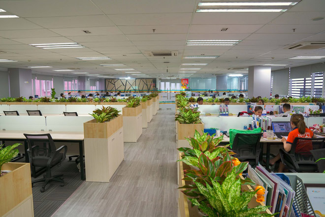 Không gian làm việc của CenHomes được bố trí trong diện tích siêu rộng theo phong cách mở. Bước vào văn phòng, cái bạn cảm nhận được đầu tiên chính là cảm giác “rộng thênh thang, tự do thỏa sức và năng lượng tràn trề”.