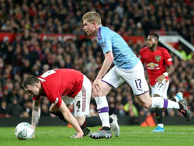 Phil Jones bị De Bruyne lừa qua