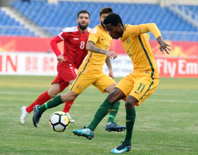 U23 Australia (áo vàng) và U23 Iraq đối đầu nhau ở trận ra quân